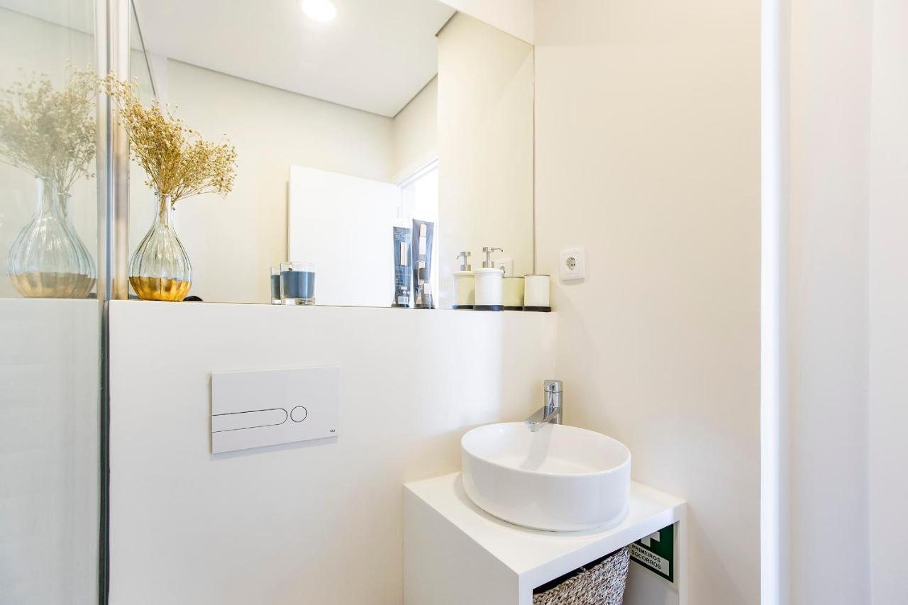 Elegant Studio W/ Ac & Balcony By Lovelystay Porto Exterior photo